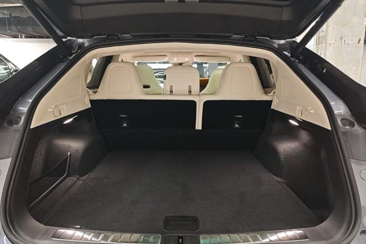Used Hima Luxeed R7 2024 All-Electric 667 km Max Trunk