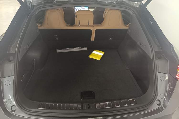 Used Hima Luxeed R7 2024 All-Electric 802 km Max Trunk