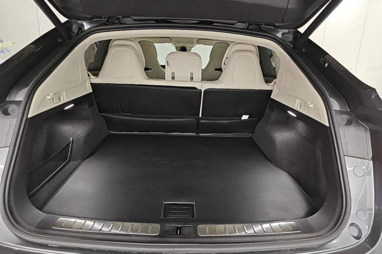 Used Hima Luxeed R7 2024 All-Electric 802 km Max Trunk