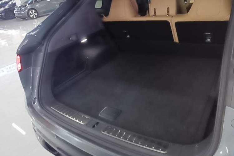 Used Hima Luxeed R7 2024 All-Electric 667 km Max Trunk