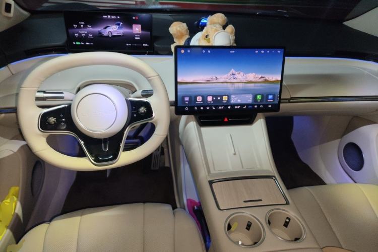 Used Hima Luxeed R7 2024 All-Electric 667 km Max Center Console
