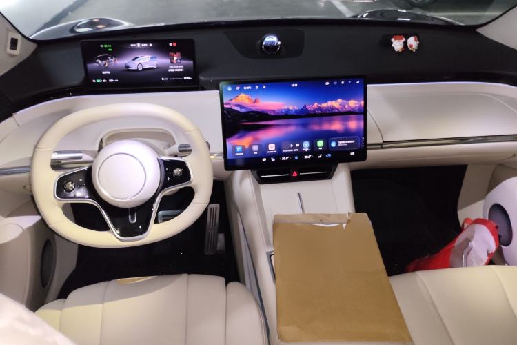 Used Hima Luxeed R7 2024 All-Electric 736 km Ultra Center Console