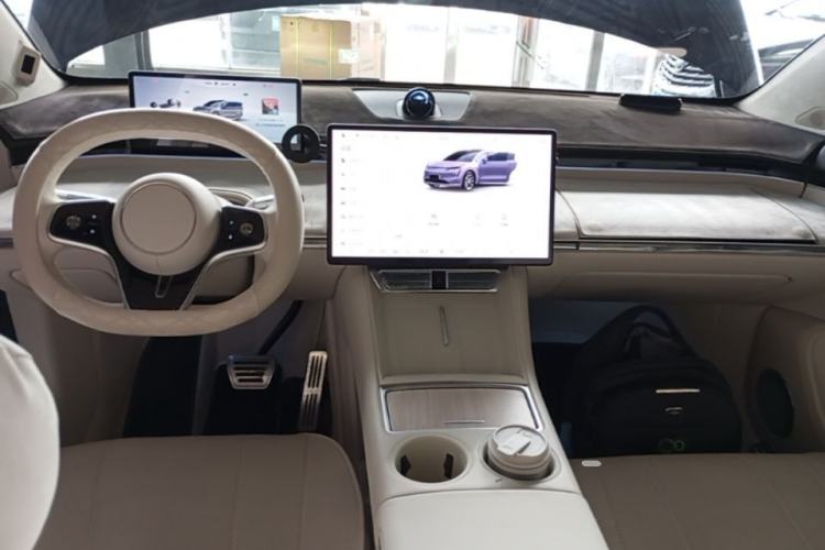 Used Hima Luxeed R7 2024 All-Electric 802 km Max Center Console