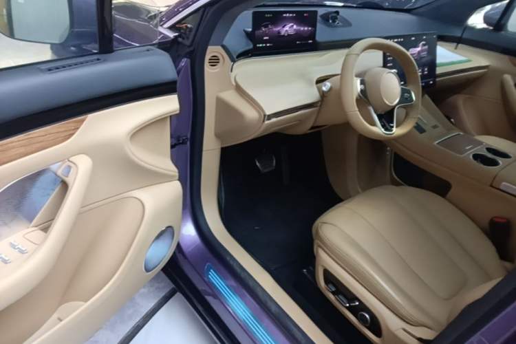 Used Hima Luxeed R7 2024 All-Electric 667 km Max Driver Seat