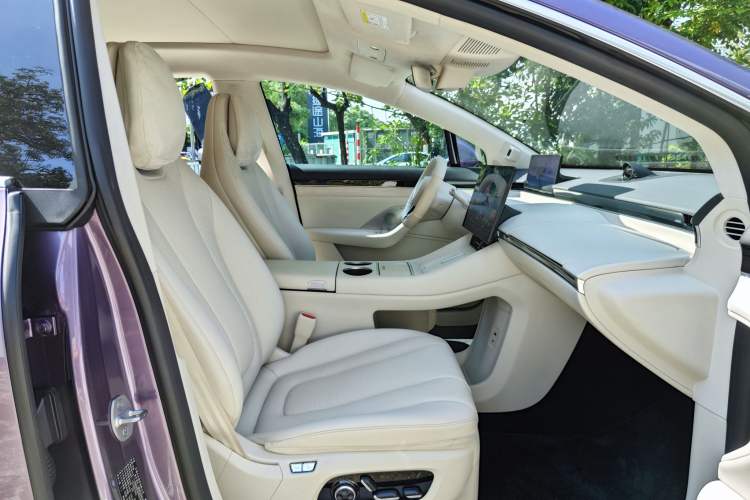 Used Hima Luxeed R7 2024 All-Electric 667 km Max Interior 10