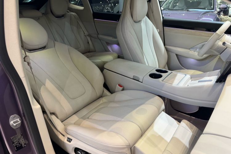 Used Hima Luxeed R7 2024 All-Electric 667 km Max Interior 2
