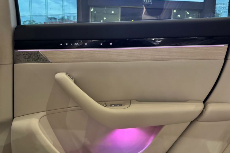 Used Hima Luxeed R7 2024 All-Electric 667 km Max Interior 3