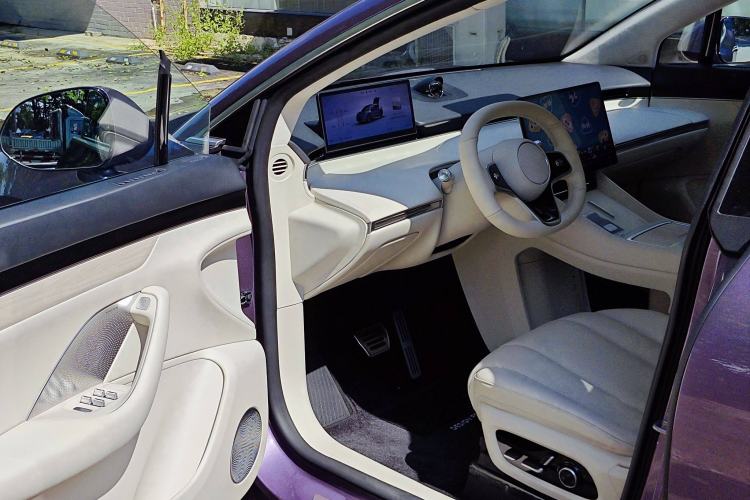 Used Hima Luxeed R7 2024 All-Electric 667 km Max Interior 3