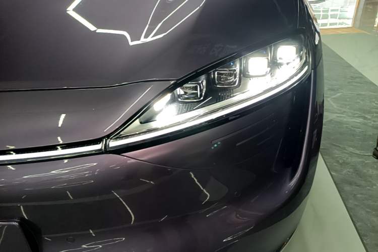 Used Hima Luxeed R7 2024 All-Electric 736 km Ultra Left Front Headlight
