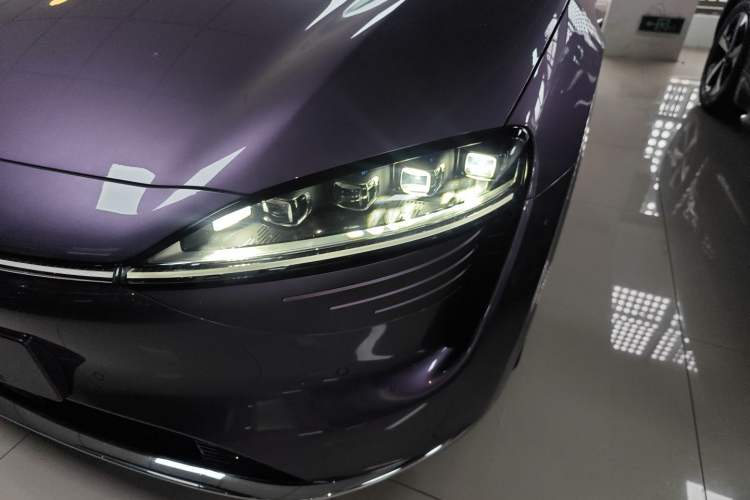 Used Hima Luxeed R7 2024 All-Electric 667 km Max Left Front Headlight