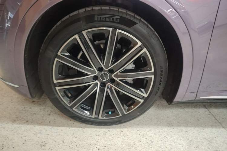Used Hima Luxeed R7 2024 Pure Electric 667km Pro Left Front Wheel Hub