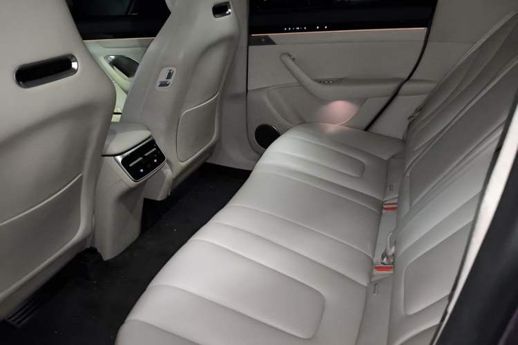 Used Hima Luxeed R7 2024 All-Electric 802 km Max Left Rear Seat