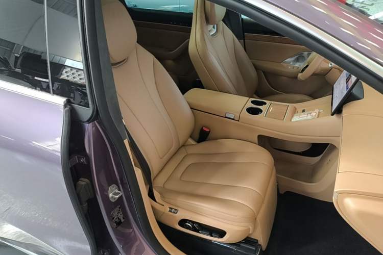 Used Hima Luxeed R7 2024 All-Electric 802 km Max Right Front Seat