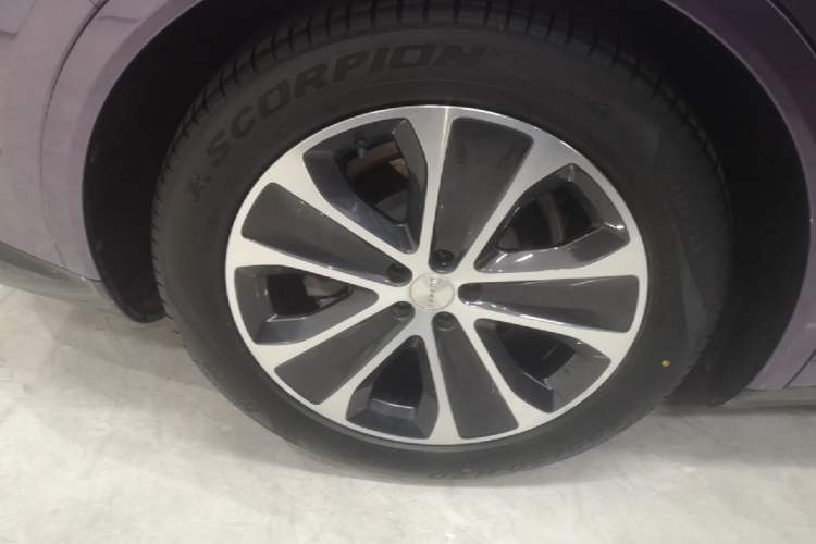 Used Hima Luxeed R7 2024 All-Electric 802 km Max Right Rear Wheel Hub