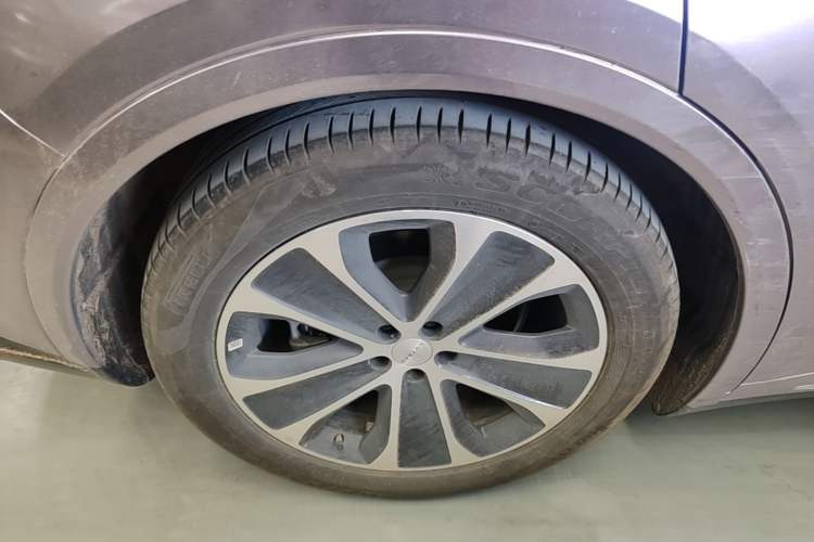 Used Hima Luxeed R7 2024 Pure Electric 667km Pro Right Rear Wheel Hub