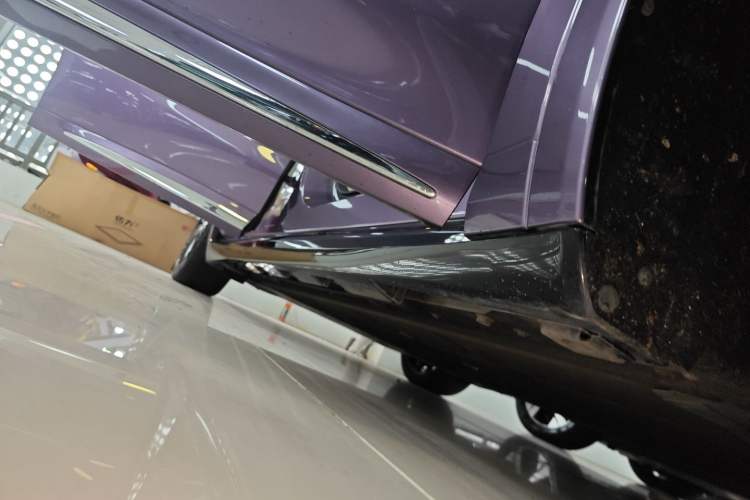 Used Hima Luxeed R7 2024 All-Electric 667 km Max Right Side Sill