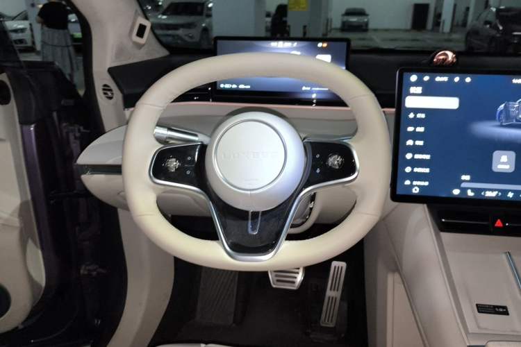 Used Hima Luxeed R7 2024 All-Electric 802 km Max Steering Wheel