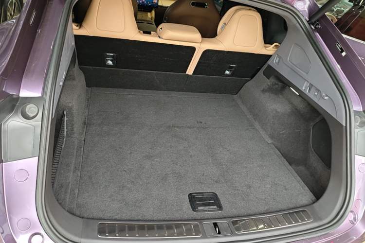 Used Hima Luxeed R7 2024 All-Electric 667 km Max Trunk