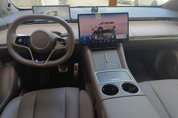 Used Hima Luxeed R7 2024 All-Electric 667 km Max Center Console