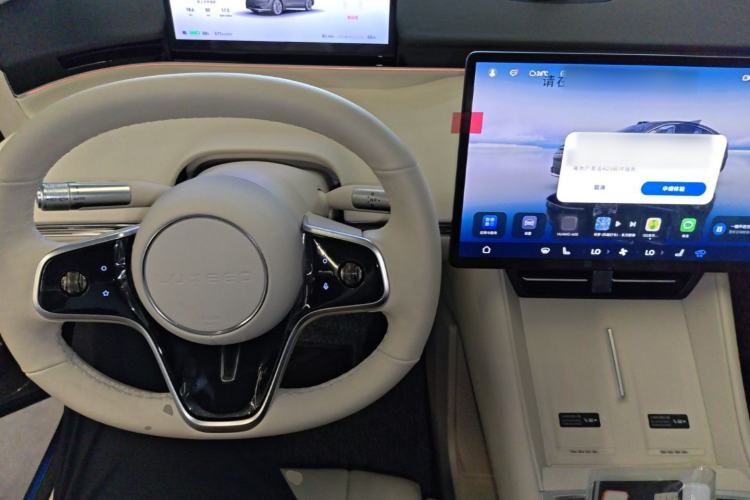 Used Hima Luxeed R7 2024 All-Electric 667 km Max Center Console