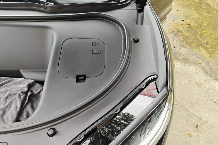 Used Hima Luxeed R7 2024 All-Electric 802 km Max Engine Bay Left