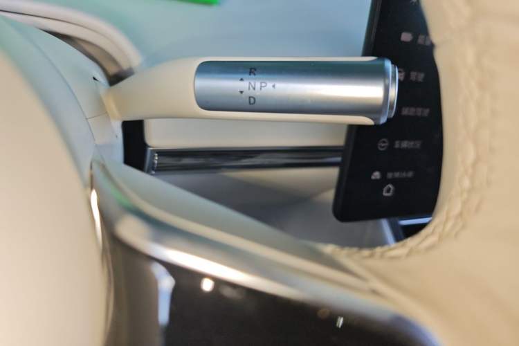 Used Hima Luxeed R7 2024 All-Electric 802 km Max Gear Lever
