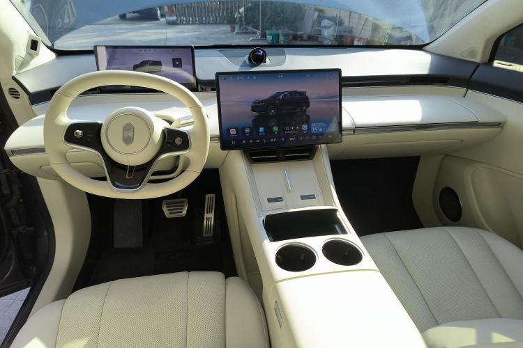 Used Hima Luxeed R7 2024 All-Electric 802 km Max Interior 2