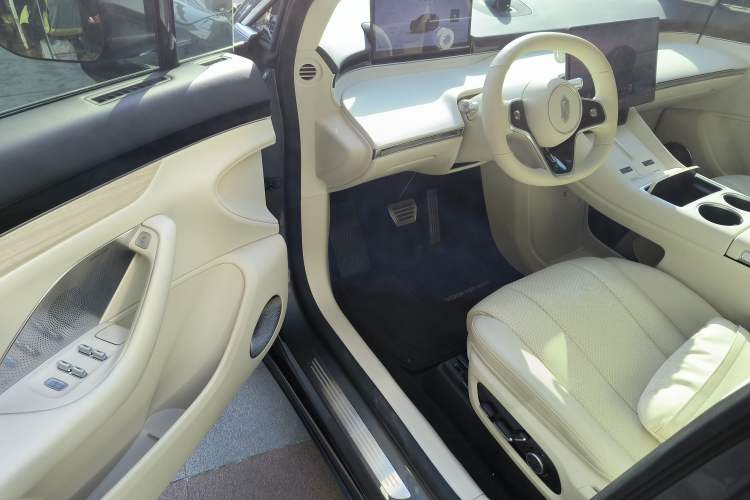Used Hima Luxeed R7 2024 All-Electric 802 km Max Interior 3