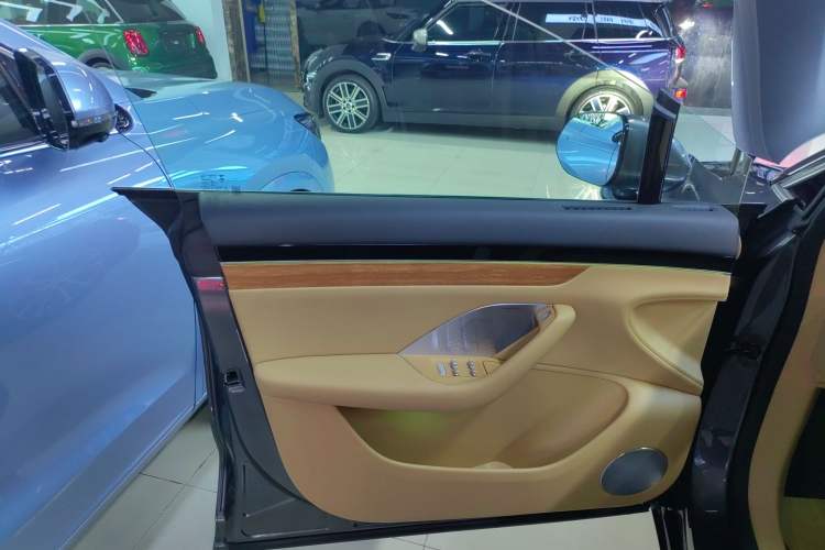 Used Hima Luxeed R7 2024 All-Electric 736 km Ultra Left Front Door Interior