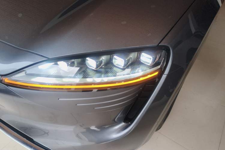 Used Hima Luxeed R7 2024 All-Electric 736 km Ultra Left Front Headlight
