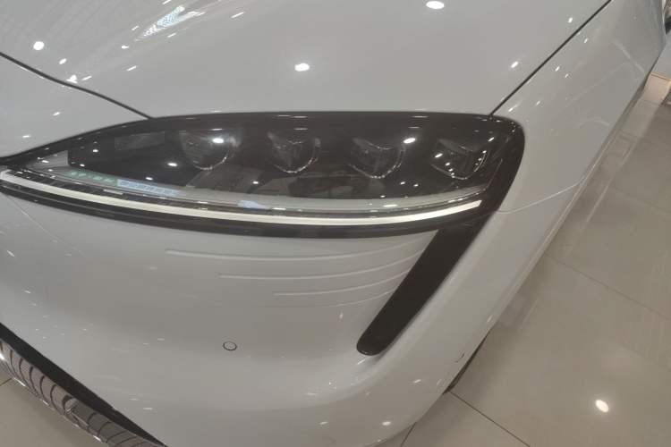 Used Hima Luxeed R7 2024 All-Electric 736 km Ultra Left Front Headlight