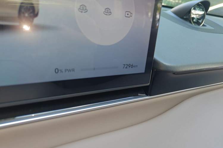 Used Hima Luxeed R7 2024 All-Electric 667 km Max Odometer Close Up
