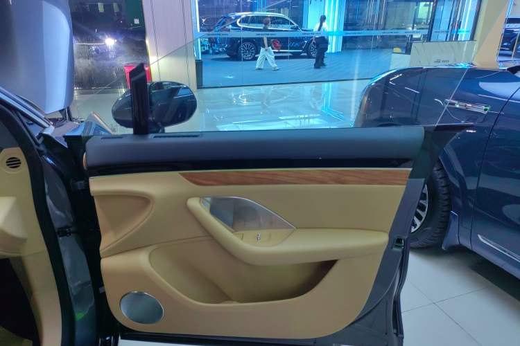 Used Hima Luxeed R7 2024 All-Electric 736 km Ultra Right Front Door Interior