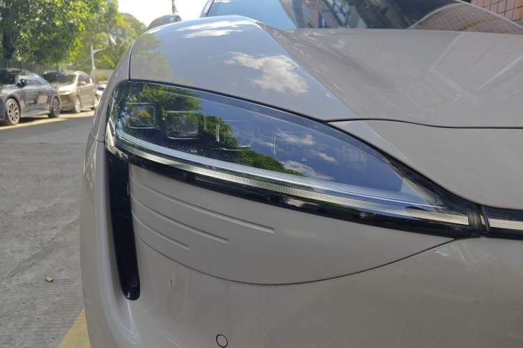 Used Hima Luxeed R7 2024 All-Electric 667 km Max Right Front Headlight
