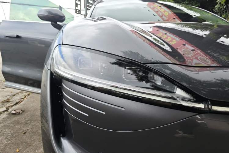 Used Hima Luxeed R7 2024 All-Electric 802 km Max Right Front Headlight