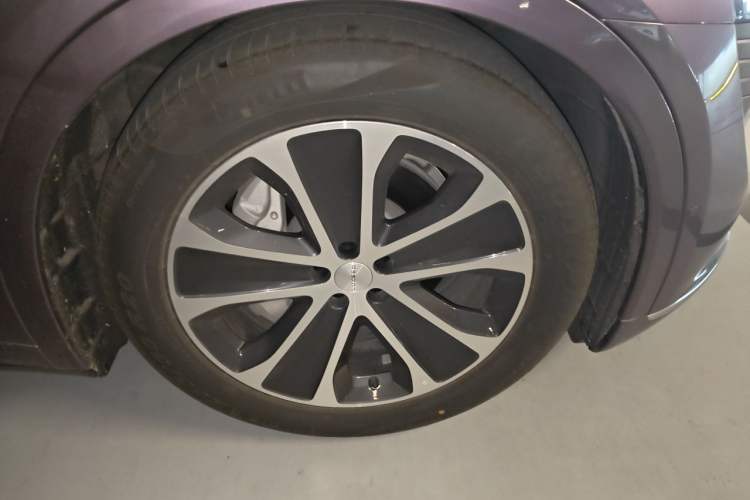 Used Hima Luxeed R7 2024 All-Electric 802 km Max Right Front Wheel Hub