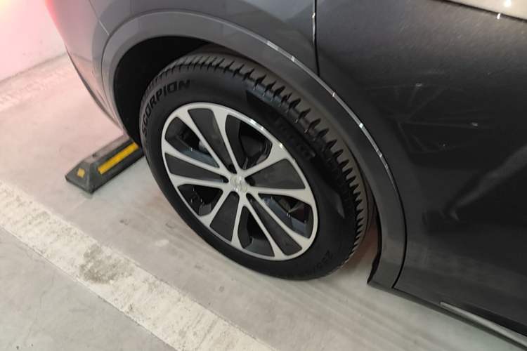Used Hima Luxeed R7 2024 All-Electric 802 km Max Right Rear Wheel Hub