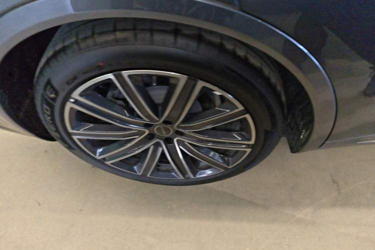 Used Hima Luxeed R7 2024 All-Electric 667 km Max Right Rear Wheel Hub