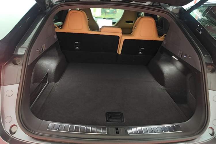 Used Hima Luxeed R7 2024 All-Electric 802 km Max Trunk