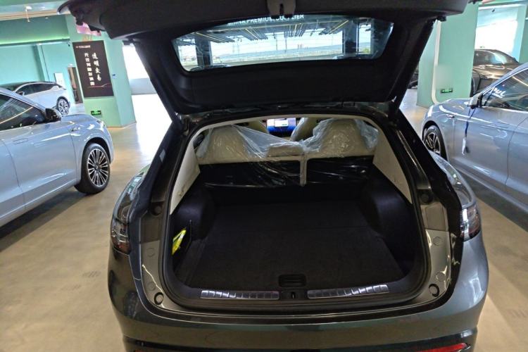 Used Hima Luxeed R7 2024 All-Electric 667 km Max Trunk