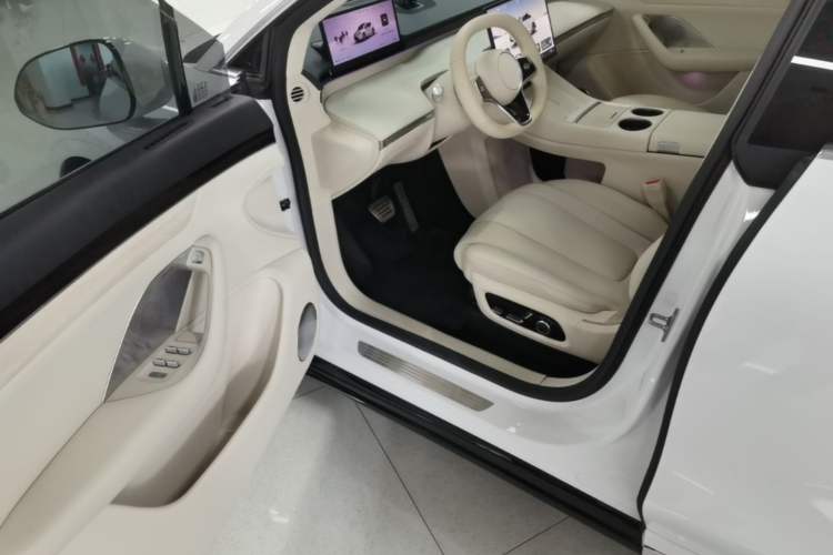 Used Hima Luxeed R7 2024 All-Electric 802 km Max Driver Seat