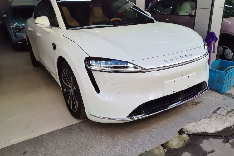 Used Hima Luxeed R7 2024 All-Electric 736 km Ultra Front Right 45 Deg