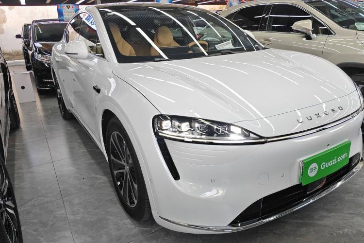 Used Hima Luxeed R7 2024 Pure Electric 667km Pro Front Right 45 Deg