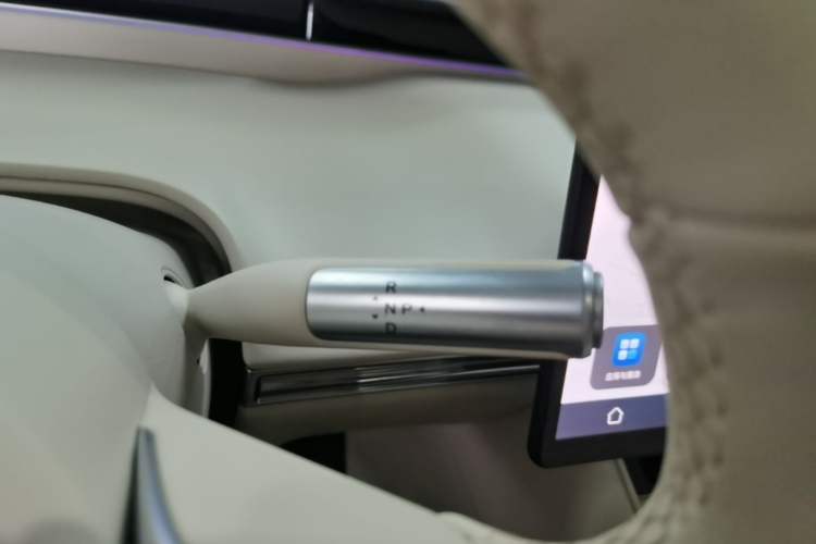 Used Hima Luxeed R7 2024 All-Electric 802 km Max Gear Lever