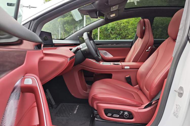 Used Hima Luxeed R7 2024 All-Electric 667 km Max Interior 1