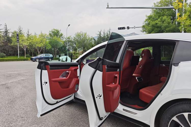 Used Hima Luxeed R7 2024 All-Electric 667 km Max Interior 3