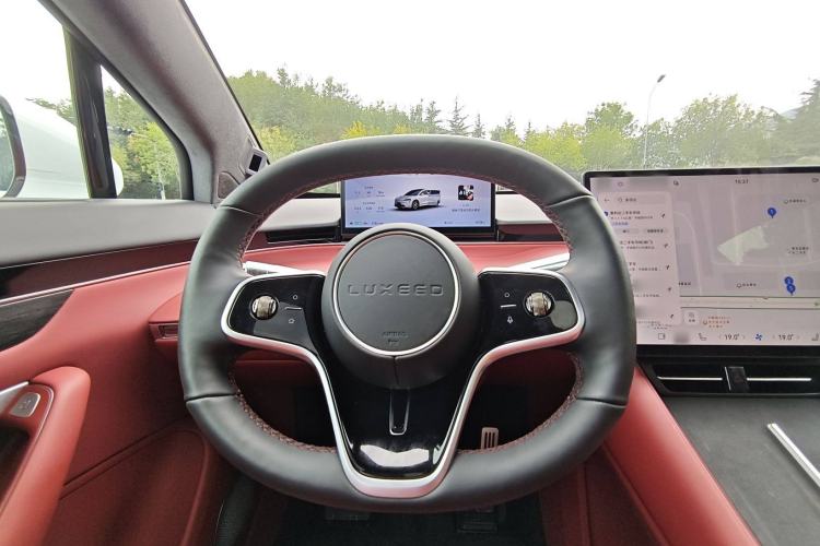 Used Hima Luxeed R7 2024 All-Electric 667 km Max Interior 6