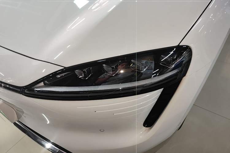 Used Hima Luxeed R7 2024 All-Electric 802 km Max Left Front Headlight