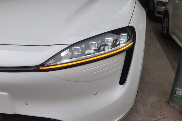 Used Hima Luxeed R7 2024 All-Electric 667 km Max Left Front Headlight