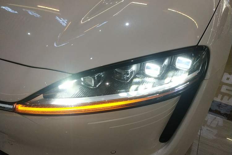 Used Hima Luxeed R7 2024 Pure Electric 667km Pro Left Front Headlight